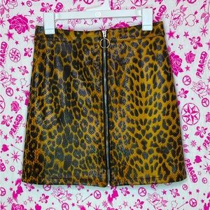 Retro pin up leopard print skirt, circle zipper pull, textured faux leather, M/L